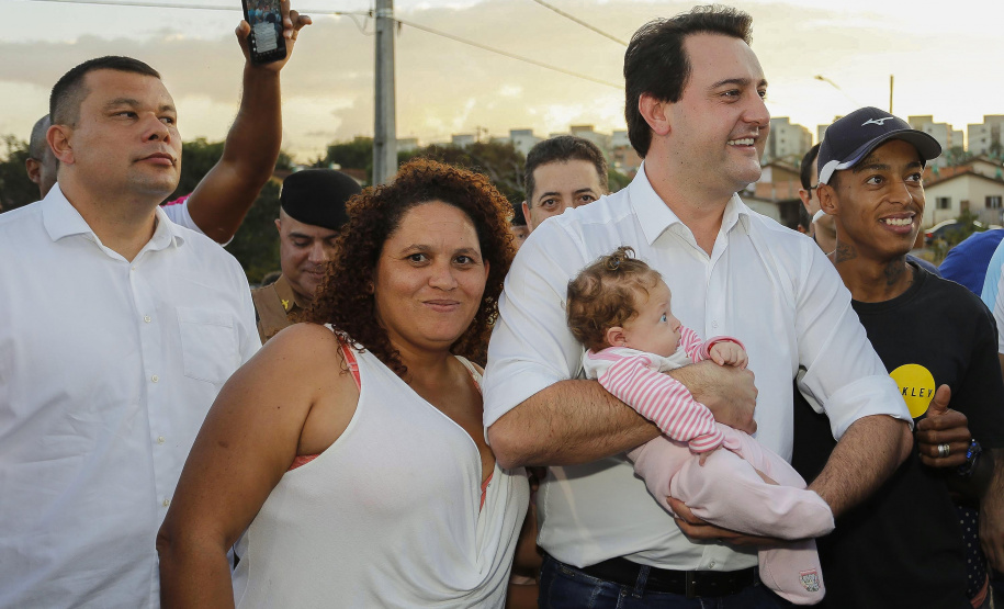 Londrina, no Norte do Paraná, ganhou uma unidade do projeto Arena Multiuso, espaço para atividades esportivas e de recreação, implantado pelo Governo do  Estado, em parceria com o município. Instalada no conjunto residencial Vista Bela, a unidade foi entregue à comunidade pelo governador Carlos Massa Ratinho Junior, nesta quinta-feira (20).  -  Londrina, 20/06/2019  -  Foto: Arnaldo Alves/ANPr