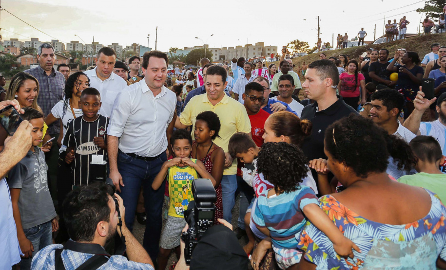 Londrina, no Norte do Paraná, ganhou uma unidade do projeto Arena Multiuso, espaço para atividades esportivas e de recreação, implantado pelo Governo do  Estado, em parceria com o município. Instalada no conjunto residencial Vista Bela, a unidade foi entregue à comunidade pelo governador Carlos Massa Ratinho Junior, nesta quinta-feira (20).  -  Londrina, 20/06/2019  -  Foto: Arnaldo Alves/ANPr