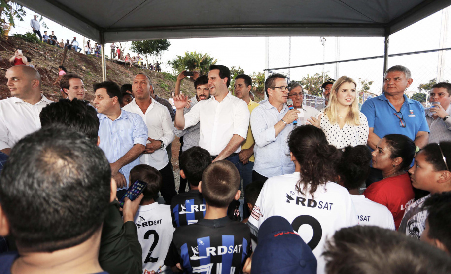 Londrina, no Norte do Paraná, ganhou uma unidade do projeto Arena Multiuso, espaço para atividades esportivas e de recreação, implantado pelo Governo do  Estado, em parceria com o município. Instalada no conjunto residencial Vista Bela, a unidade foi entregue à comunidade pelo governador Carlos Massa Ratinho Junior, nesta quinta-feira (20).  -  Londrina, 20/06/2019  -  Foto: Arnaldo Alves/ANPr