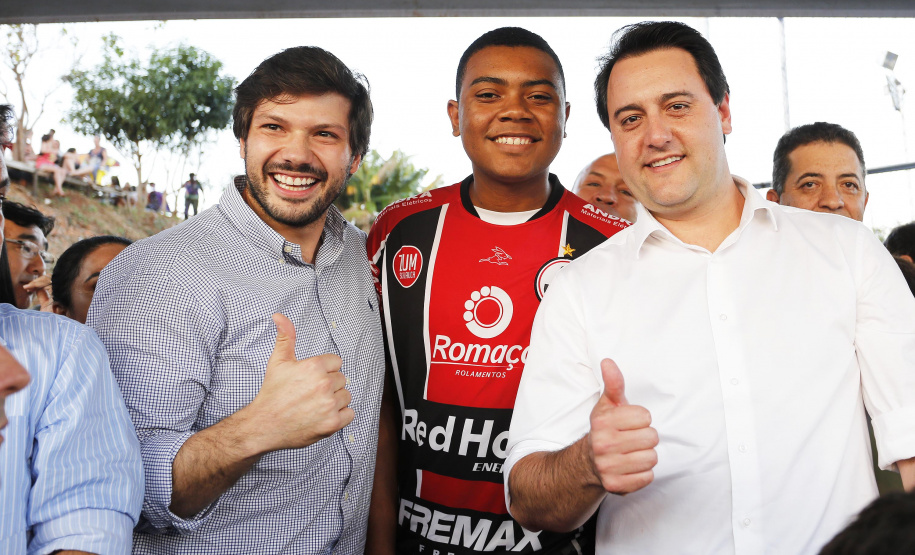 Londrina, no Norte do Paraná, ganhou uma unidade do projeto Arena Multiuso, espaço para atividades esportivas e de recreação, implantado pelo Governo do  Estado, em parceria com o município. Instalada no conjunto residencial Vista Bela, a unidade foi entregue à comunidade pelo governador Carlos Massa Ratinho Junior, nesta quinta-feira (20).  -  Londrina, 20/06/2019  -  Foto: Arnaldo Alves/ANPr