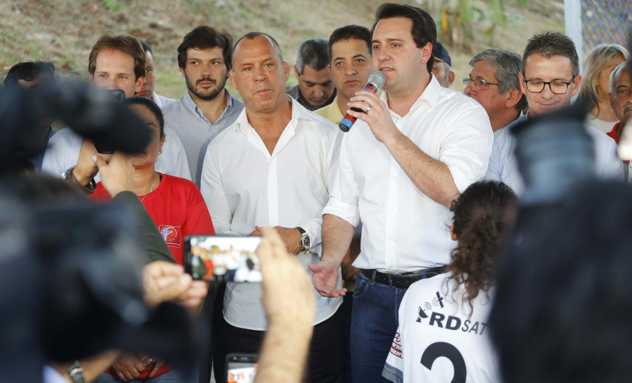 Londrina, no Norte do Paraná, ganhou uma unidade do projeto Arena Multiuso, espaço para atividades esportivas e de recreação, implantado pelo Governo do  Estado, em parceria com o município. Instalada no conjunto residencial Vista Bela, a unidade foi entregue à comunidade pelo governador Carlos Massa Ratinho Junior, nesta quinta-feira (20).  -  Londrina, 20/06/2019  -  Foto: Arnaldo Alves/ANPr