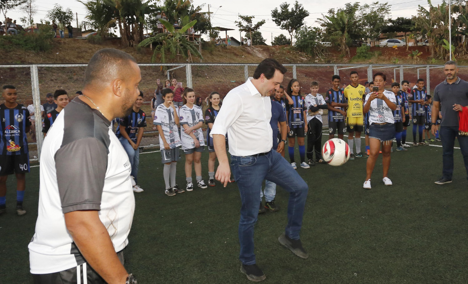 Londrina, no Norte do Paraná, ganhou uma unidade do projeto Arena Multiuso, espaço para atividades esportivas e de recreação, implantado pelo Governo do  Estado, em parceria com o município. Instalada no conjunto residencial Vista Bela, a unidade foi entregue à comunidade pelo governador Carlos Massa Ratinho Junior, nesta quinta-feira (20).  -  Londrina, 20/06/2019  -  Foto: Arnaldo Alves/ANPr