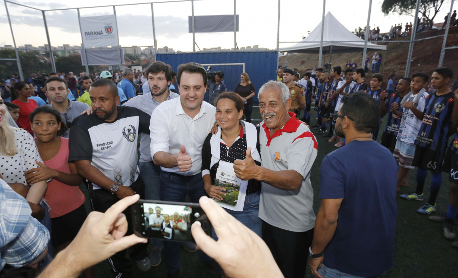 Londrina, no Norte do Paraná, ganhou uma unidade do projeto Arena Multiuso, espaço para atividades esportivas e de recreação, implantado pelo Governo do  Estado, em parceria com o município. Instalada no conjunto residencial Vista Bela, a unidade foi entregue à comunidade pelo governador Carlos Massa Ratinho Junior, nesta quinta-feira (20).  -  Londrina, 20/06/2019  -  Foto: Arnaldo Alves/ANPr