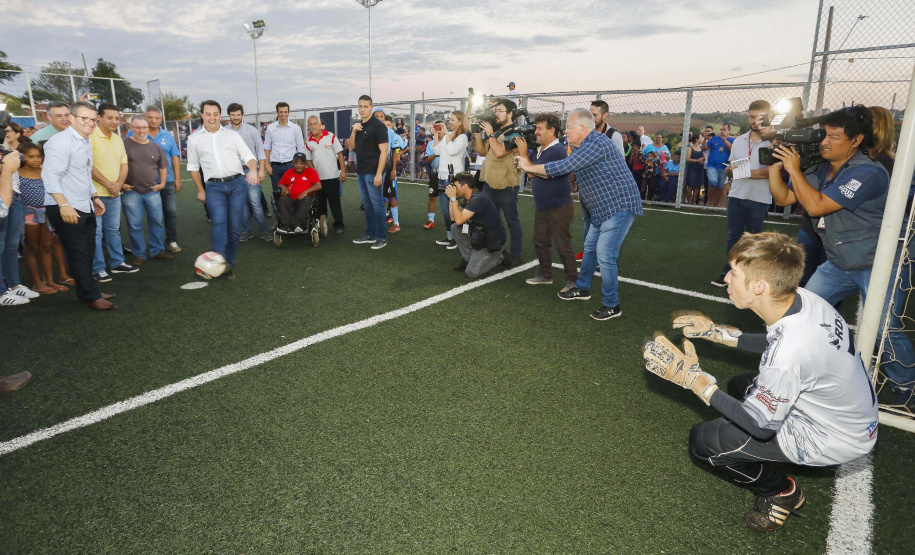 Londrina, no Norte do Paraná, ganhou uma unidade do projeto Arena Multiuso, espaço para atividades esportivas e de recreação, implantado pelo Governo do  Estado, em parceria com o município. Instalada no conjunto residencial Vista Bela, a unidade foi entregue à comunidade pelo governador Carlos Massa Ratinho Junior, nesta quinta-feira (20).  -  Londrina, 20/06/2019  -  Foto: Arnaldo Alves/ANPr
