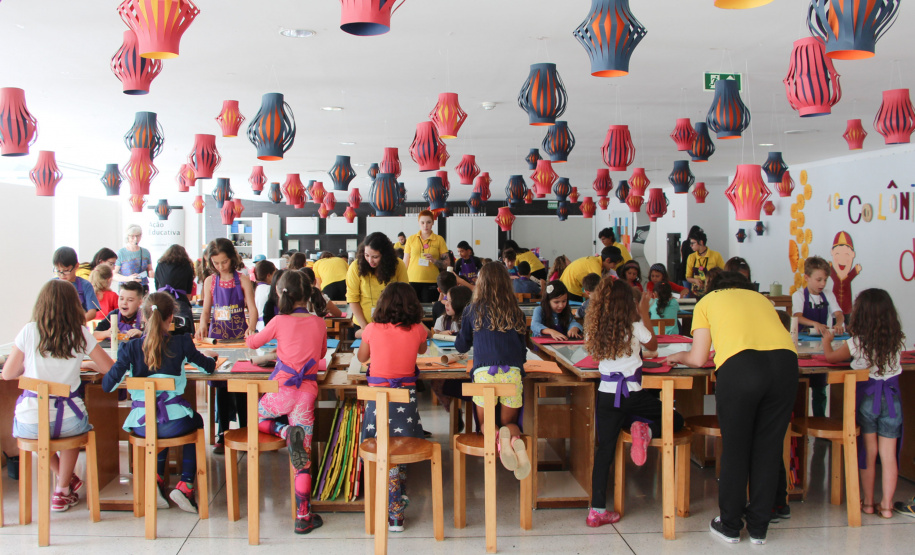 Quem quiser aproveitar o domingo, 23, no Museu Oscar Niemeyer poderá participar das ações gratuitas organizadas pela Equipe do Educativo.  -  Foto: Maita Franco/MON