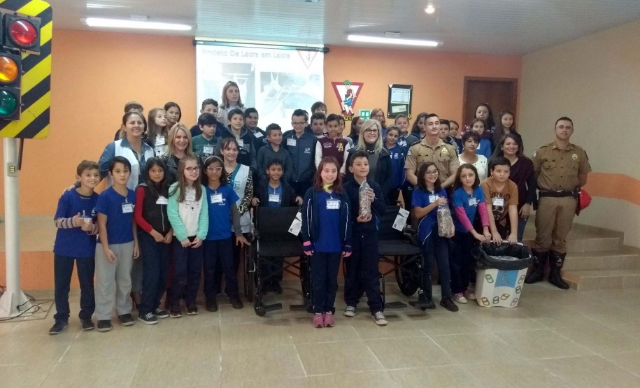 Estudantes que participam da Escola Prática Educativa de Trânsito (EPET) na cidade de Ponta Grossa arrecadaram mais de 280 quilos de lacres de latas de alumínio para trocar por cadeiras de rodas. Duas cadeiras foram entregues no início de junho ao município, e uma terceira cadeira de rodas foi cedida ao Hospital de Caridade Dona Darcy Vargas, no município de Rebouças.Foto: Divulgação/DER