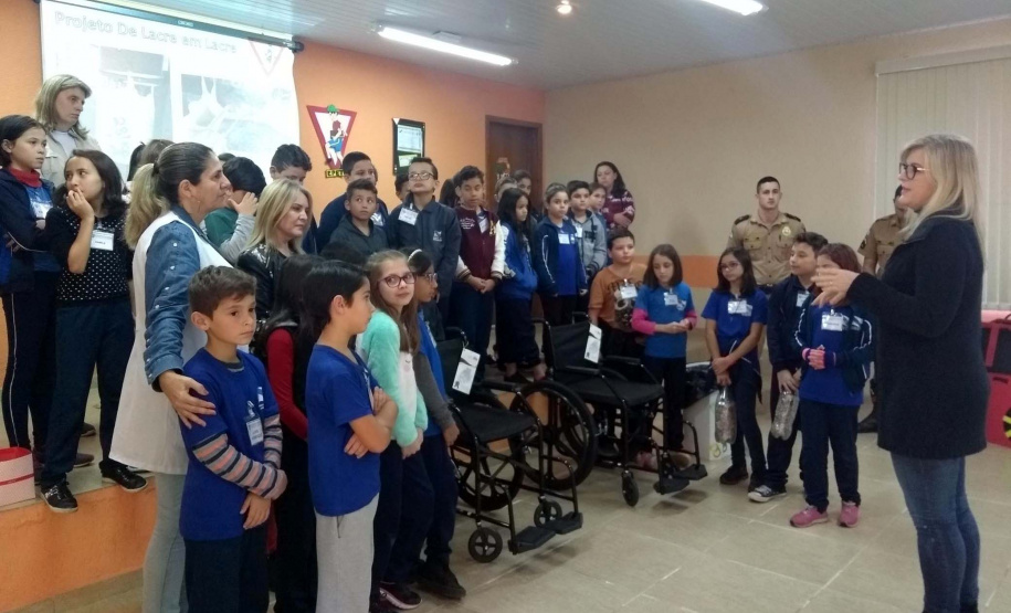 Estudantes que participam da Escola Prática Educativa de Trânsito (EPET) na cidade de Ponta Grossa arrecadaram mais de 280 quilos de lacres de latas de alumínio para trocar por cadeiras de rodas. Duas cadeiras foram entregues no início de junho ao município, e uma terceira cadeira de rodas foi cedida ao Hospital de Caridade Dona Darcy Vargas, no município de Rebouças.Foto: Divulgação/DER