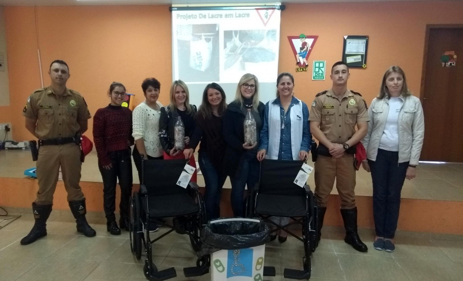 Estudantes que participam da Escola Prática Educativa de Trânsito (EPET) na cidade de Ponta Grossa arrecadaram mais de 280 quilos de lacres de latas de alumínio para trocar por cadeiras de rodas. Duas cadeiras foram entregues no início de junho ao município, e uma terceira cadeira de rodas foi cedida ao Hospital de Caridade Dona Darcy Vargas, no município de Rebouças.Foto: Divulgação/DER