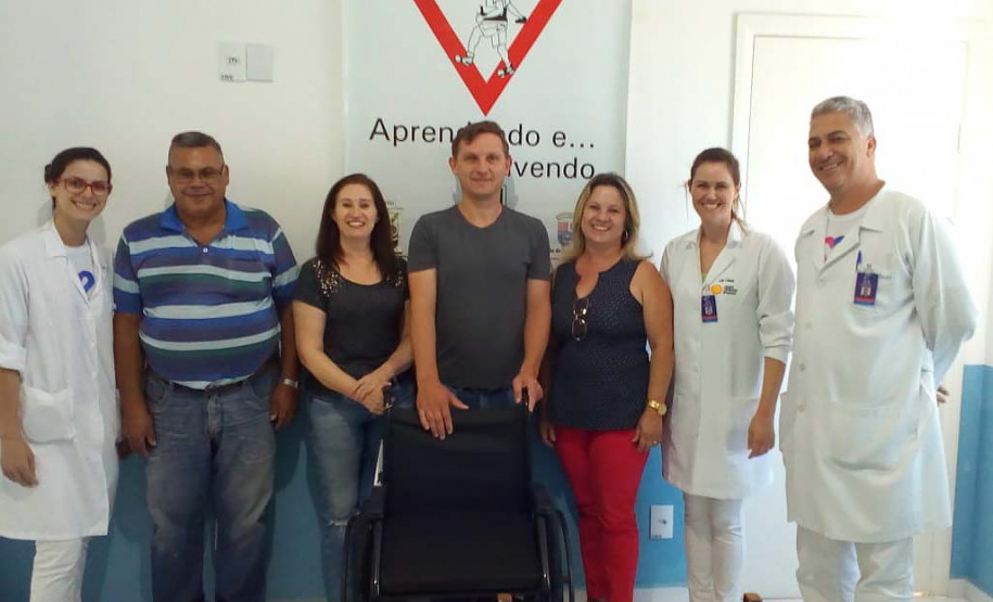 Estudantes que participam da Escola Prática Educativa de Trânsito (EPET) na cidade de Ponta Grossa arrecadaram mais de 280 quilos de lacres de latas de alumínio para trocar por cadeiras de rodas. Duas cadeiras foram entregues no início de junho ao município, e uma terceira cadeira de rodas foi cedida ao Hospital de Caridade Dona Darcy Vargas, no município de Rebouças.Foto: Divulgação/DER