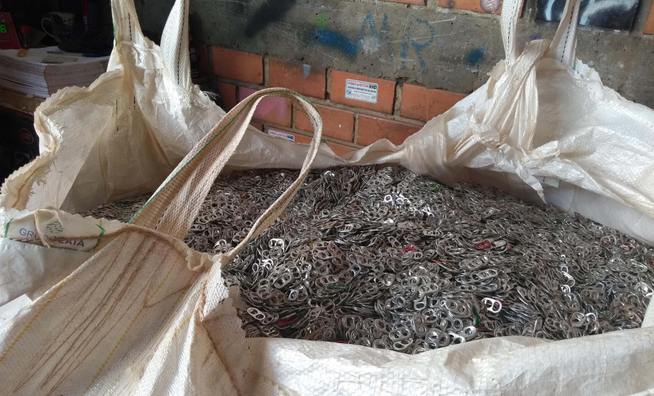 Estudantes que participam da Escola Prática Educativa de Trânsito (EPET) na cidade de Ponta Grossa arrecadaram mais de 280 quilos de lacres de latas de alumínio para trocar por cadeiras de rodas. Duas cadeiras foram entregues no início de junho ao município, e uma terceira cadeira de rodas foi cedida ao Hospital de Caridade Dona Darcy Vargas, no município de Rebouças.Foto: Divulgação/DER