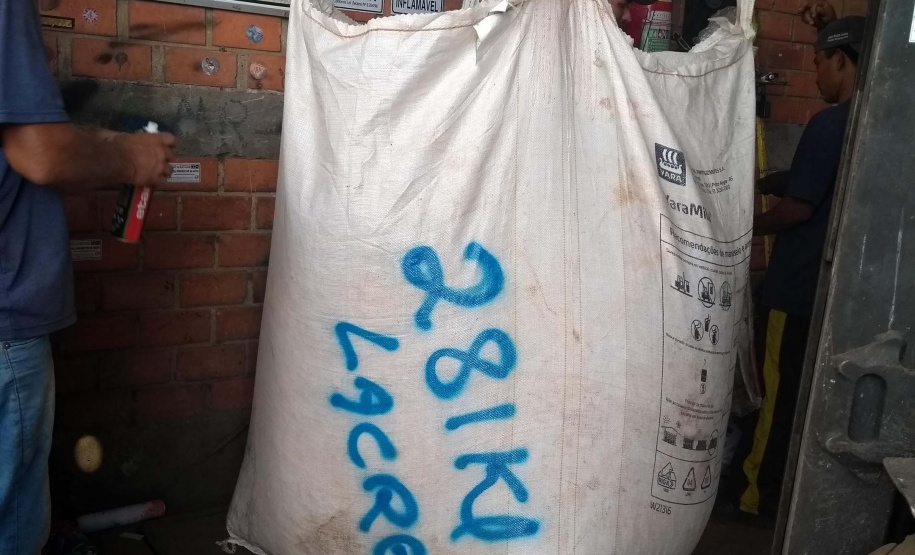 Estudantes que participam da Escola Prática Educativa de Trânsito (EPET) na cidade de Ponta Grossa arrecadaram mais de 280 quilos de lacres de latas de alumínio para trocar por cadeiras de rodas. Duas cadeiras foram entregues no início de junho ao município, e uma terceira cadeira de rodas foi cedida ao Hospital de Caridade Dona Darcy Vargas, no município de Rebouças.Foto: Divulgação/DER