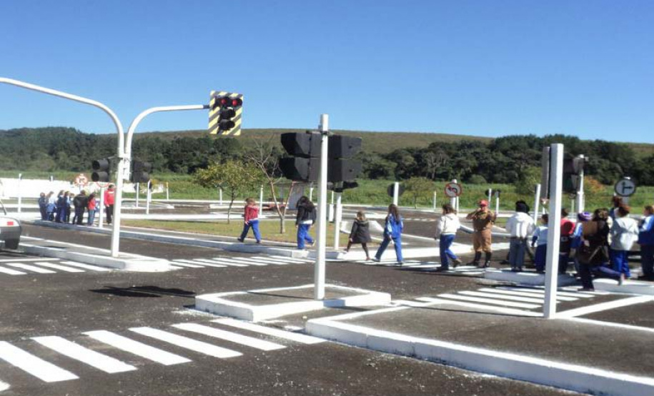 Estudantes que participam da Escola Prática Educativa de Trânsito (EPET) na cidade de Ponta Grossa arrecadaram mais de 280 quilos de lacres de latas de alumínio para trocar por cadeiras de rodas. Duas cadeiras foram entregues no início de junho ao município, e uma terceira cadeira de rodas foi cedida ao Hospital de Caridade Dona Darcy Vargas, no município de Rebouças.Foto: Divulgação/DER