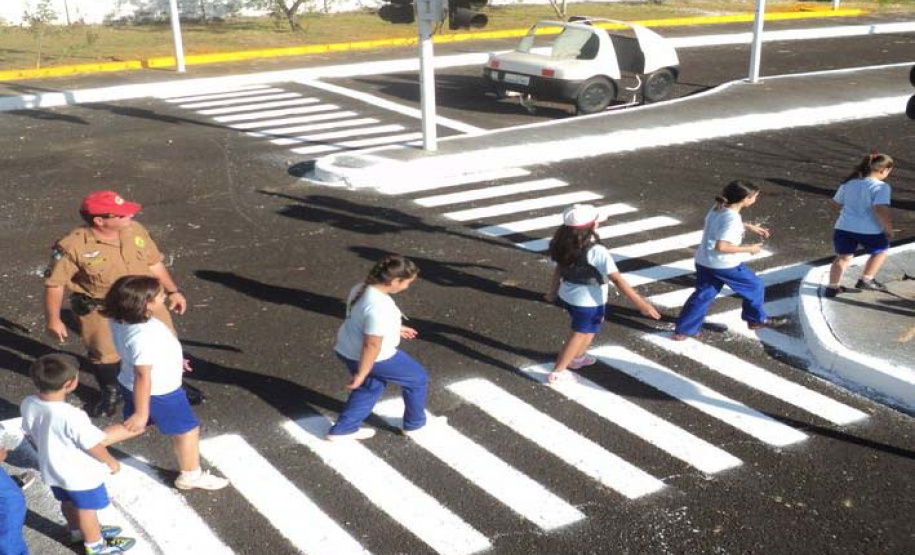 Estudantes que participam da Escola Prática Educativa de Trânsito (EPET) na cidade de Ponta Grossa arrecadaram mais de 280 quilos de lacres de latas de alumínio para trocar por cadeiras de rodas. Duas cadeiras foram entregues no início de junho ao município, e uma terceira cadeira de rodas foi cedida ao Hospital de Caridade Dona Darcy Vargas, no município de Rebouças.Foto: Divulgação/DER