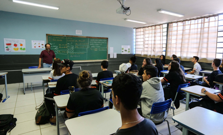 Para auxiliar estudantes que enfrentam dificuldades nos estudos, a Secretaria de Estado da Educação e do Esporte lança o programa Mais Aprendizagem. A iniciativa atende demanda das escolas da rede estadual de ensino, que vislumbraram a necessidade de um projeto de reforço escolar no contraturno mais efetivo do que as antigas Salas de Apoio, que foram descontinuadas.Foto: Geraldo Bubniak/ANPr
