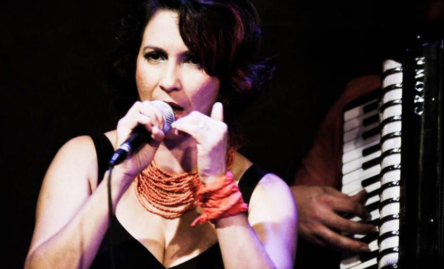 Em ritmo de festejos juninos, o trio Cida Airam e o Forrobodó homenageia os grandes mestres nordestinos em mais uma edição do projeto Música na Biblioteca, que acontece nesta sexta-feira (28), às 17h30, no hall térreo da BPP. A entrada é gratuita.Foto: Divulgação/BPP