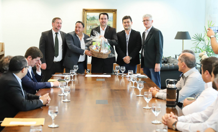O governador Carlos Massa Ratinho Junior afirmou nesta terça-feira (25), no Palácio Iguaçu, durante o lançamento oficial do Conselho Gestor da Erva-Mate (Cogemate), que o Estado vai incentivar o desenvolvimento do cultivo da erva-mate e que o produto pode ser o propulsor de diversas iniciativas da gestão, como incentivo ao turismo, geração de emprego e industrialização da cadeia de alimentos.Foto: Rodrigo Felix Leal/ANPr