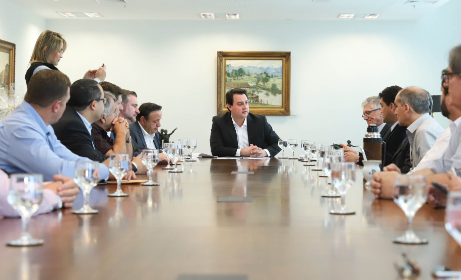 O governador Carlos Massa Ratinho Junior afirmou nesta terça-feira (25), no Palácio Iguaçu, durante o lançamento oficial do Conselho Gestor da Erva-Mate (Cogemate), que o Estado vai incentivar o desenvolvimento do cultivo da erva-mate e que o produto pode ser o propulsor de diversas iniciativas da gestão, como incentivo ao turismo, geração de emprego e industrialização da cadeia de alimentos.Foto: Rodrigo Felix Leal/ANPr