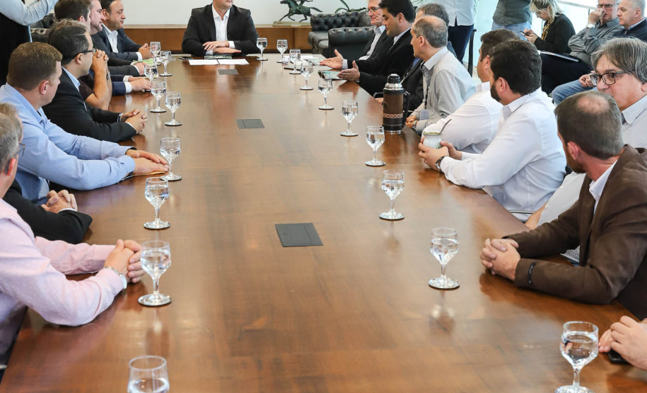 O governador Carlos Massa Ratinho Junior afirmou nesta terça-feira (25), no Palácio Iguaçu, durante o lançamento oficial do Conselho Gestor da Erva-Mate (Cogemate), que o Estado vai incentivar o desenvolvimento do cultivo da erva-mate e que o produto pode ser o propulsor de diversas iniciativas da gestão, como incentivo ao turismo, geração de emprego e industrialização da cadeia de alimentos.Foto: Rodrigo Felix Leal/ANPr