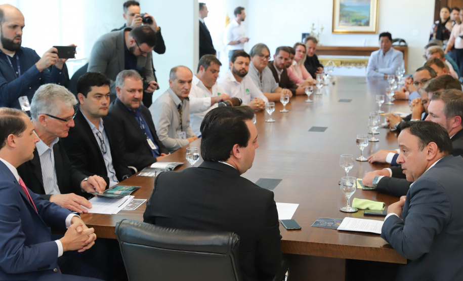 O governador Carlos Massa Ratinho Junior afirmou nesta terça-feira (25), no Palácio Iguaçu, durante o lançamento oficial do Conselho Gestor da Erva-Mate (Cogemate), que o Estado vai incentivar o desenvolvimento do cultivo da erva-mate e que o produto pode ser o propulsor de diversas iniciativas da gestão, como incentivo ao turismo, geração de emprego e industrialização da cadeia de alimentos.Foto: Rodrigo Felix Leal/ANPr