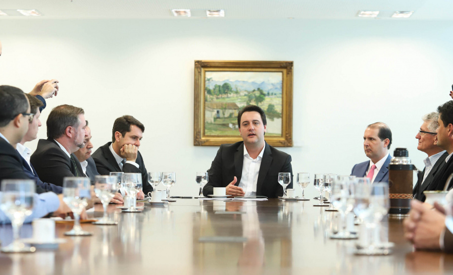 O governador Carlos Massa Ratinho Junior afirmou nesta terça-feira (25), no Palácio Iguaçu, durante o lançamento oficial do Conselho Gestor da Erva-Mate (Cogemate), que o Estado vai incentivar o desenvolvimento do cultivo da erva-mate e que o produto pode ser o propulsor de diversas iniciativas da gestão, como incentivo ao turismo, geração de emprego e industrialização da cadeia de alimentos.Foto: Rodrigo Felix Leal/ANPr