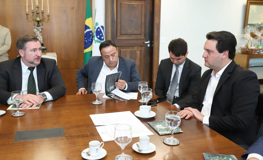 O governador Carlos Massa Ratinho Junior afirmou nesta terça-feira (25), no Palácio Iguaçu, durante o lançamento oficial do Conselho Gestor da Erva-Mate (Cogemate), que o Estado vai incentivar o desenvolvimento do cultivo da erva-mate e que o produto pode ser o propulsor de diversas iniciativas da gestão, como incentivo ao turismo, geração de emprego e industrialização da cadeia de alimentos.Foto: Rodrigo Felix Leal/ANPr