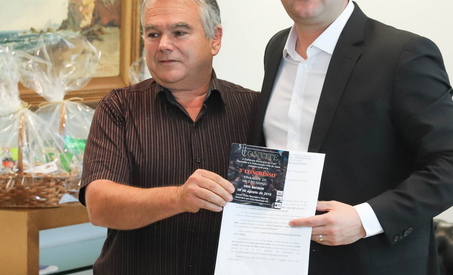 O governador Carlos Massa Ratinho Junior afirmou nesta terça-feira (25), no Palácio Iguaçu, durante o lançamento oficial do Conselho Gestor da Erva-Mate (Cogemate), que o Estado vai incentivar o desenvolvimento do cultivo da erva-mate e que o produto pode ser o propulsor de diversas iniciativas da gestão, como incentivo ao turismo, geração de emprego e industrialização da cadeia de alimentos.Foto: Rodrigo Felix Leal/ANPr