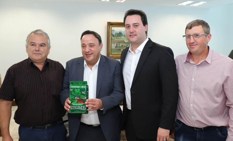 O governador Carlos Massa Ratinho Junior afirmou nesta terça-feira (25), no Palácio Iguaçu, durante o lançamento oficial do Conselho Gestor da Erva-Mate (Cogemate), que o Estado vai incentivar o desenvolvimento do cultivo da erva-mate e que o produto pode ser o propulsor de diversas iniciativas da gestão, como incentivo ao turismo, geração de emprego e industrialização da cadeia de alimentos.Foto: Rodrigo Felix Leal/ANPr