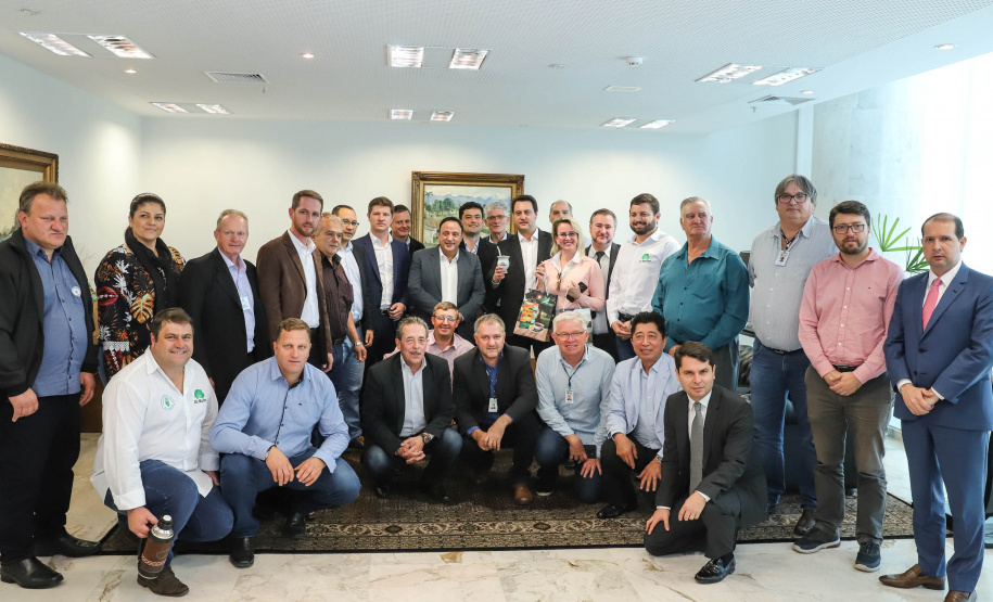 O governador Carlos Massa Ratinho Junior afirmou nesta terça-feira (25), no Palácio Iguaçu, durante o lançamento oficial do Conselho Gestor da Erva-Mate (Cogemate), que o Estado vai incentivar o desenvolvimento do cultivo da erva-mate e que o produto pode ser o propulsor de diversas iniciativas da gestão, como incentivo ao turismo, geração de emprego e industrialização da cadeia de alimentos.Foto: Rodrigo Felix Leal/ANPr