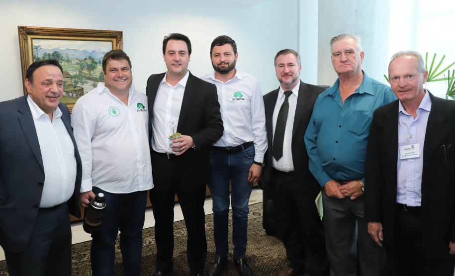 O governador Carlos Massa Ratinho Junior afirmou nesta terça-feira (25), no Palácio Iguaçu, durante o lançamento oficial do Conselho Gestor da Erva-Mate (Cogemate), que o Estado vai incentivar o desenvolvimento do cultivo da erva-mate e que o produto pode ser o propulsor de diversas iniciativas da gestão, como incentivo ao turismo, geração de emprego e industrialização da cadeia de alimentos.Foto: Rodrigo Felix Leal/ANPr