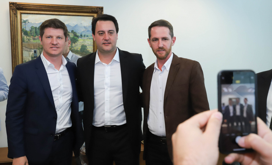 O governador Carlos Massa Ratinho Junior afirmou nesta terça-feira (25), no Palácio Iguaçu, durante o lançamento oficial do Conselho Gestor da Erva-Mate (Cogemate), que o Estado vai incentivar o desenvolvimento do cultivo da erva-mate e que o produto pode ser o propulsor de diversas iniciativas da gestão, como incentivo ao turismo, geração de emprego e industrialização da cadeia de alimentos.Foto: Rodrigo Felix Leal/ANPr