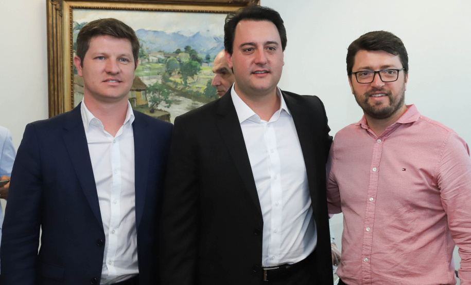 O governador Carlos Massa Ratinho Junior afirmou nesta terça-feira (25), no Palácio Iguaçu, durante o lançamento oficial do Conselho Gestor da Erva-Mate (Cogemate), que o Estado vai incentivar o desenvolvimento do cultivo da erva-mate e que o produto pode ser o propulsor de diversas iniciativas da gestão, como incentivo ao turismo, geração de emprego e industrialização da cadeia de alimentos.Foto: Rodrigo Felix Leal/ANPr