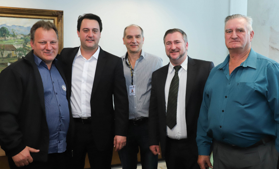 O governador Carlos Massa Ratinho Junior afirmou nesta terça-feira (25), no Palácio Iguaçu, durante o lançamento oficial do Conselho Gestor da Erva-Mate (Cogemate), que o Estado vai incentivar o desenvolvimento do cultivo da erva-mate e que o produto pode ser o propulsor de diversas iniciativas da gestão, como incentivo ao turismo, geração de emprego e industrialização da cadeia de alimentos.Foto: Rodrigo Felix Leal/ANPr