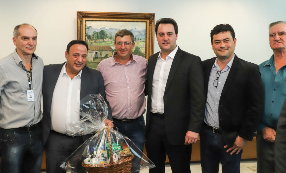 O governador Carlos Massa Ratinho Junior afirmou nesta terça-feira (25), no Palácio Iguaçu, durante o lançamento oficial do Conselho Gestor da Erva-Mate (Cogemate), que o Estado vai incentivar o desenvolvimento do cultivo da erva-mate e que o produto pode ser o propulsor de diversas iniciativas da gestão, como incentivo ao turismo, geração de emprego e industrialização da cadeia de alimentos.Foto: Rodrigo Felix Leal/ANPr