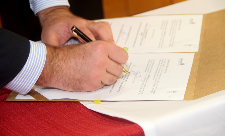 A Secretaria de Justiça, Família e Trabalho (Sejuf) e a Pontifícia Universidade Católica do Paraná (PUCPR) firmaram protocolo de intenções nesta terça-feira (25/06) para a elaboração e execução de projetos comuns de interesse das instituições, com ênfase na área social. -  Curitiba, 25/06/2019  -  Foto: Divulgação SEJUF