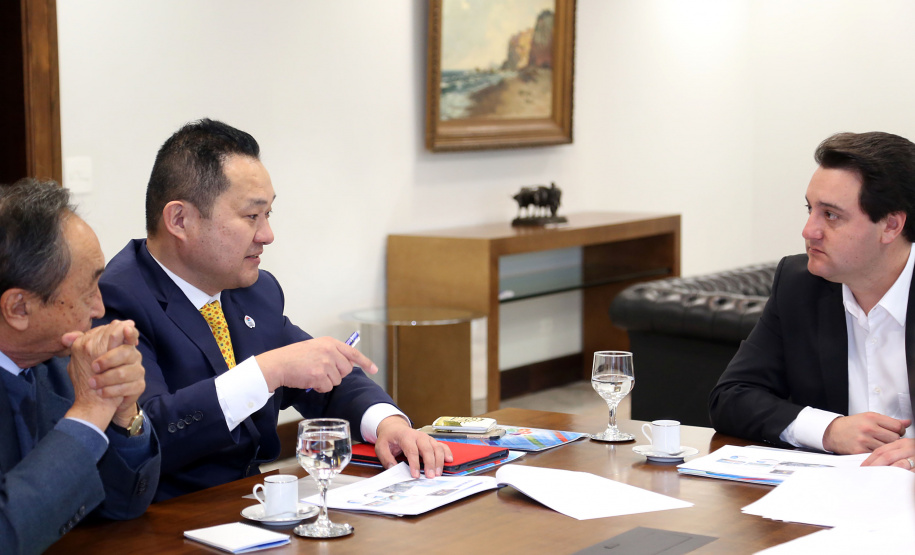 O Governo do Paraná comemora 50 anos de amizade e intercâmbio com a Província de Hyogo, no Japão, no ano que vem. Para dar início às celebrações e estreitar ainda mais os laços com os japoneses, o governador Carlos Massa Ratinho Junior recebeu nesta quarta-feira (26), no Palácio Iguaçu, uma comissão de representantes do país ? Curitiba é a única cidade do mundo fora do Japão a ter um escritório do Governo de Hyogo.  -  Curitiba, 26/06/2019  -  Foto Gilson Abreu/ANPr