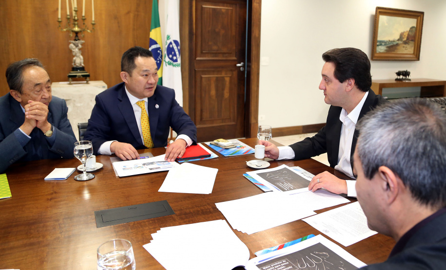 O Governo do Paraná comemora 50 anos de amizade e intercâmbio com a Província de Hyogo, no Japão, no ano que vem. Para dar início às celebrações e estreitar ainda mais os laços com os japoneses, o governador Carlos Massa Ratinho Junior recebeu nesta quarta-feira (26), no Palácio Iguaçu, uma comissão de representantes do país ? Curitiba é a única cidade do mundo fora do Japão a ter um escritório do Governo de Hyogo.  -  Curitiba, 26/06/2019  -  Foto Gilson Abreu/ANPr