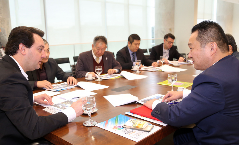 O Governo do Paraná comemora 50 anos de amizade e intercâmbio com a Província de Hyogo, no Japão, no ano que vem. Para dar início às celebrações e estreitar ainda mais os laços com os japoneses, o governador Carlos Massa Ratinho Junior recebeu nesta quarta-feira (26), no Palácio Iguaçu, uma comissão de representantes do país ? Curitiba é a única cidade do mundo fora do Japão a ter um escritório do Governo de Hyogo.  -  Curitiba, 26/06/2019  -  Foto Gilson Abreu/ANPr