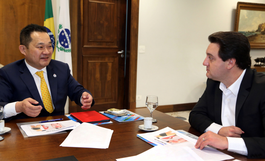 O Governo do Paraná comemora 50 anos de amizade e intercâmbio com a Província de Hyogo, no Japão, no ano que vem. Para dar início às celebrações e estreitar ainda mais os laços com os japoneses, o governador Carlos Massa Ratinho Junior recebeu nesta quarta-feira (26), no Palácio Iguaçu, uma comissão de representantes do país ? Curitiba é a única cidade do mundo fora do Japão a ter um escritório do Governo de Hyogo.  -  Curitiba, 26/06/2019  -  Foto Gilson Abreu/ANPr