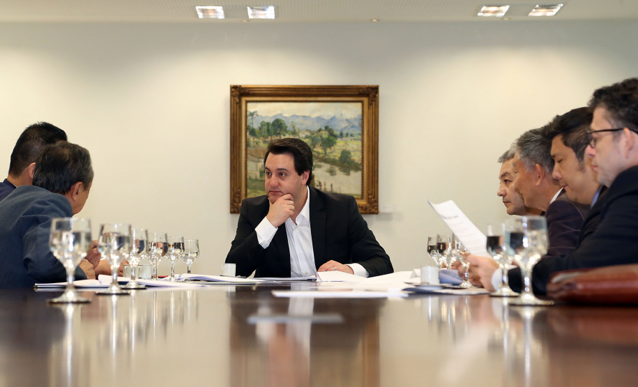 O Governo do Paraná comemora 50 anos de amizade e intercâmbio com a Província de Hyogo, no Japão, no ano que vem. Para dar início às celebrações e estreitar ainda mais os laços com os japoneses, o governador Carlos Massa Ratinho Junior recebeu nesta quarta-feira (26), no Palácio Iguaçu, uma comissão de representantes do país ? Curitiba é a única cidade do mundo fora do Japão a ter um escritório do Governo de Hyogo.  -  Curitiba, 26/06/2019  -  Foto Gilson Abreu/ANPr