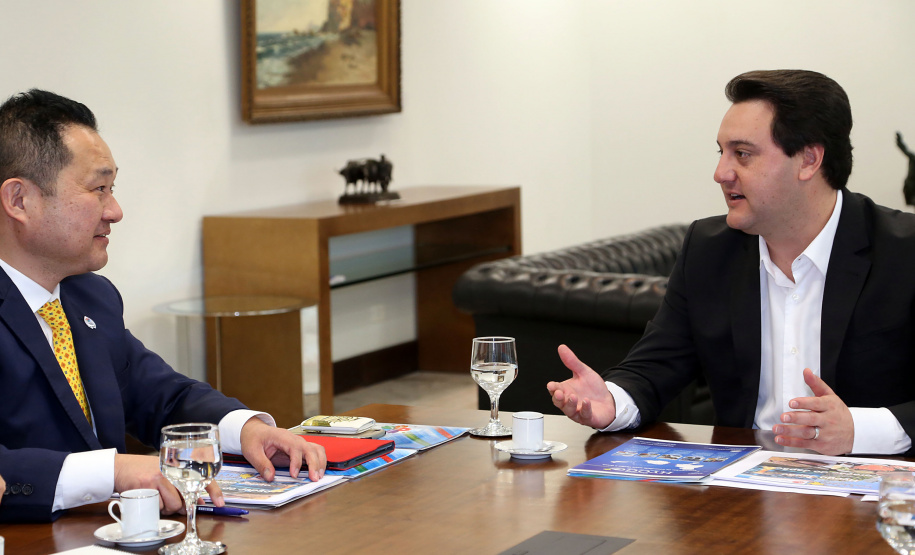 O Governo do Paraná comemora 50 anos de amizade e intercâmbio com a Província de Hyogo, no Japão, no ano que vem. Para dar início às celebrações e estreitar ainda mais os laços com os japoneses, o governador Carlos Massa Ratinho Junior recebeu nesta quarta-feira (26), no Palácio Iguaçu, uma comissão de representantes do país ? Curitiba é a única cidade do mundo fora do Japão a ter um escritório do Governo de Hyogo.  -  Curitiba, 26/06/2019  -  Foto Gilson Abreu/ANPr