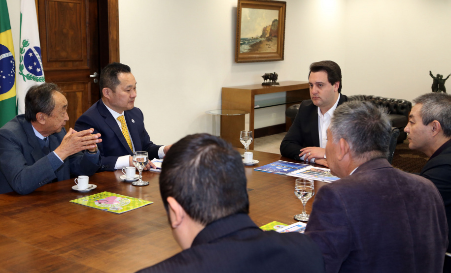 O Governo do Paraná comemora 50 anos de amizade e intercâmbio com a Província de Hyogo, no Japão, no ano que vem. Para dar início às celebrações e estreitar ainda mais os laços com os japoneses, o governador Carlos Massa Ratinho Junior recebeu nesta quarta-feira (26), no Palácio Iguaçu, uma comissão de representantes do país ? Curitiba é a única cidade do mundo fora do Japão a ter um escritório do Governo de Hyogo.  -  Curitiba, 26/06/2019  -  Foto Gilson Abreu/ANPr