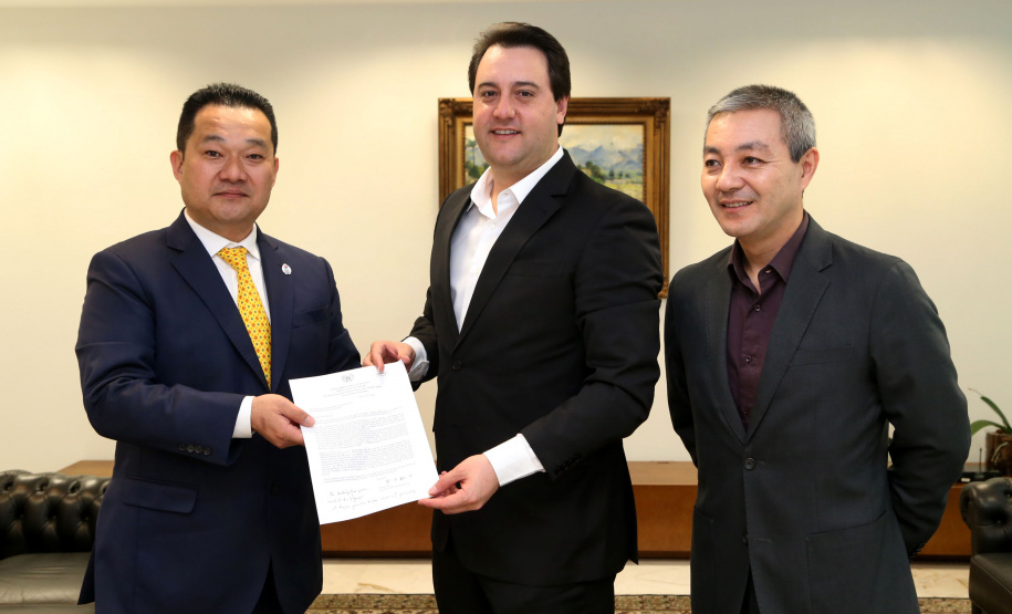O Governo do Paraná comemora 50 anos de amizade e intercâmbio com a Província de Hyogo, no Japão, no ano que vem. Para dar início às celebrações e estreitar ainda mais os laços com os japoneses, o governador Carlos Massa Ratinho Junior recebeu nesta quarta-feira (26), no Palácio Iguaçu, uma comissão de representantes do país ? Curitiba é a única cidade do mundo fora do Japão a ter um escritório do Governo de Hyogo.  -  Curitiba, 26/06/2019  -  Foto Gilson Abreu/ANPr