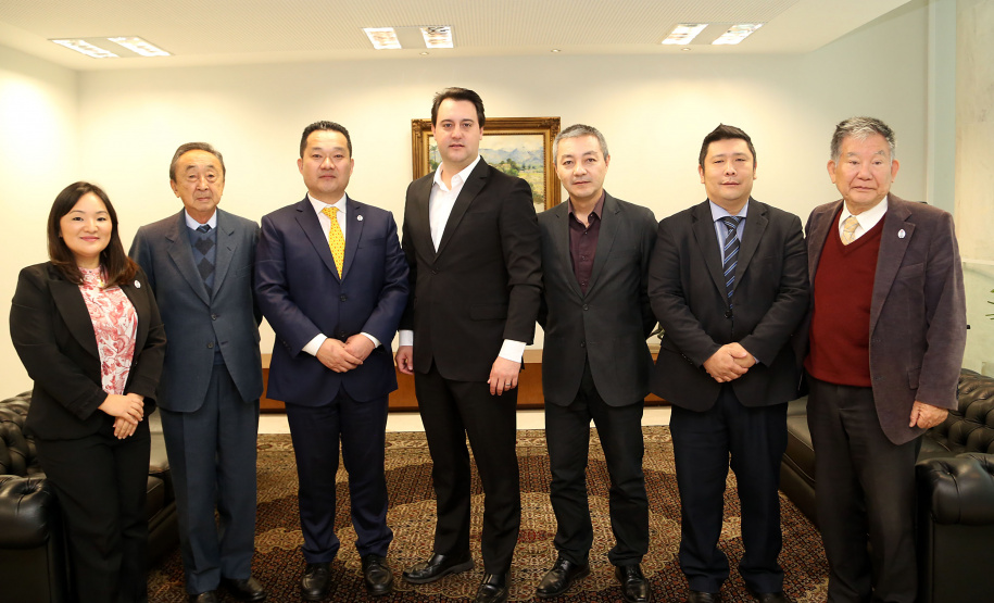 O Governo do Paraná comemora 50 anos de amizade e intercâmbio com a Província de Hyogo, no Japão, no ano que vem. Para dar início às celebrações e estreitar ainda mais os laços com os japoneses, o governador Carlos Massa Ratinho Junior recebeu nesta quarta-feira (26), no Palácio Iguaçu, uma comissão de representantes do país ? Curitiba é a única cidade do mundo fora do Japão a ter um escritório do Governo de Hyogo.  -  Curitiba, 26/06/2019  -  Foto Gilson Abreu/ANPr