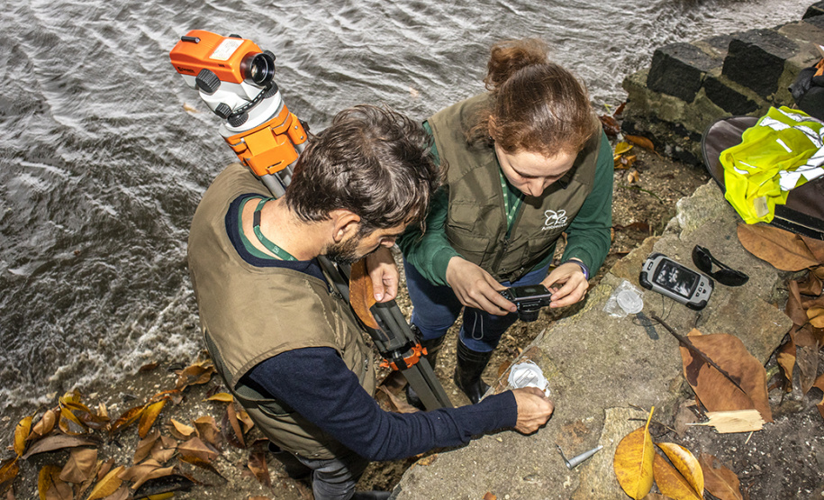 A empresa pública Portos do Paraná está fazendo o levantamento topográfico do terminal Público Barão de Tefé, localizado no município de Antonina. O estudo, uma iniciativa própria, pode servir de parâmetro para empresas que futuramente tenham interesse em investir na área.   -  Antonina, 26/06/2019  -  Foto: Cláudio Neves/Portos do Paraná