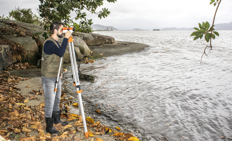 A empresa pública Portos do Paraná está fazendo o levantamento topográfico do terminal Público Barão de Tefé, localizado no município de Antonina. O estudo, uma iniciativa própria, pode servir de parâmetro para empresas que futuramente tenham interesse em investir na área.   -  Antonina, 26/06/2019  -  Foto: Cláudio Neves/Portos do Paraná