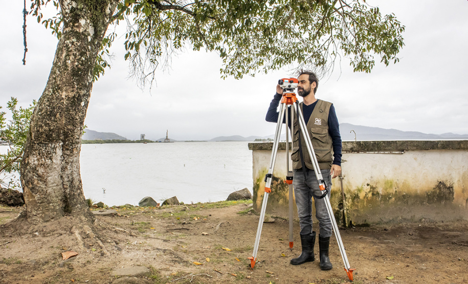 A empresa pública Portos do Paraná está fazendo o levantamento topográfico do terminal Público Barão de Tefé, localizado no município de Antonina. O estudo, uma iniciativa própria, pode servir de parâmetro para empresas que futuramente tenham interesse em investir na área.   -  Antonina, 26/06/2019  -  Foto: Cláudio Neves/Portos do Paraná