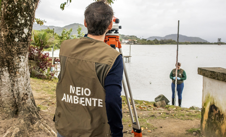 A empresa pública Portos do Paraná está fazendo o levantamento topográfico do terminal Público Barão de Tefé, localizado no município de Antonina. O estudo, uma iniciativa própria, pode servir de parâmetro para empresas que futuramente tenham interesse em investir na área.   -  Antonina, 26/06/2019  -  Foto: Cláudio Neves/Portos do Paraná