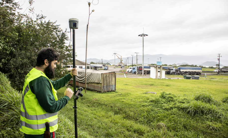 A empresa pública Portos do Paraná está fazendo o levantamento topográfico do terminal Público Barão de Tefé, localizado no município de Antonina. O estudo, uma iniciativa própria, pode servir de parâmetro para empresas que futuramente tenham interesse em investir na área.   -  Antonina, 26/06/2019  -  Foto: Cláudio Neves/Portos do Paraná