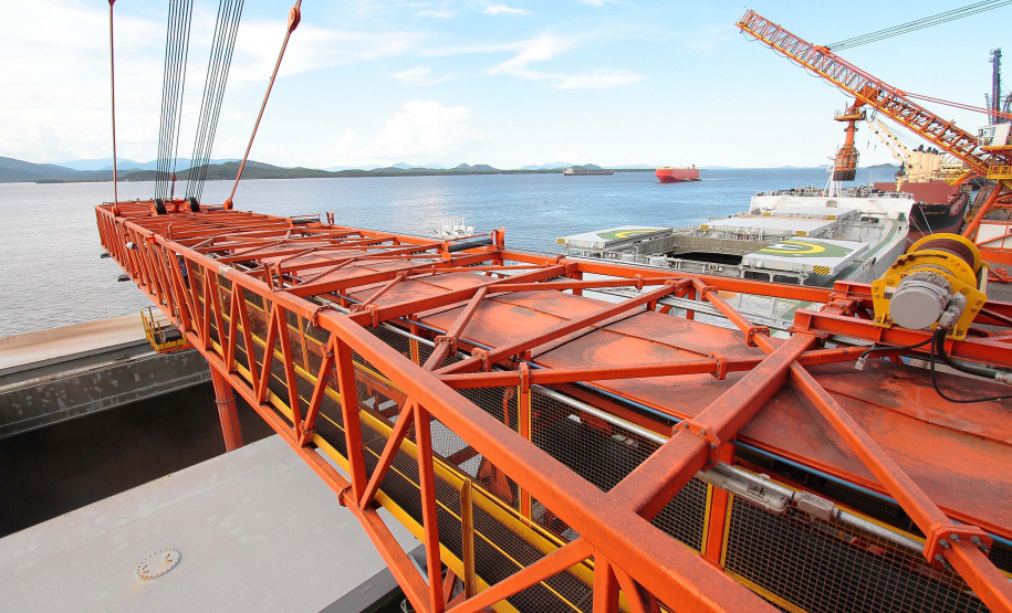 O Corredor de Exportação do Porto de Paranaguá embarcou na terça-feira (25) 57.193 toneladas de milho em um único berço de atracação. Foram mais de 2,3 mil toneladas de grão por hora. O volume supera a marca anterior, registrada em 8 de dezembro de 2015, quando foram 51,6 mil toneladas em um único dia. Foto: Portos do Paraná