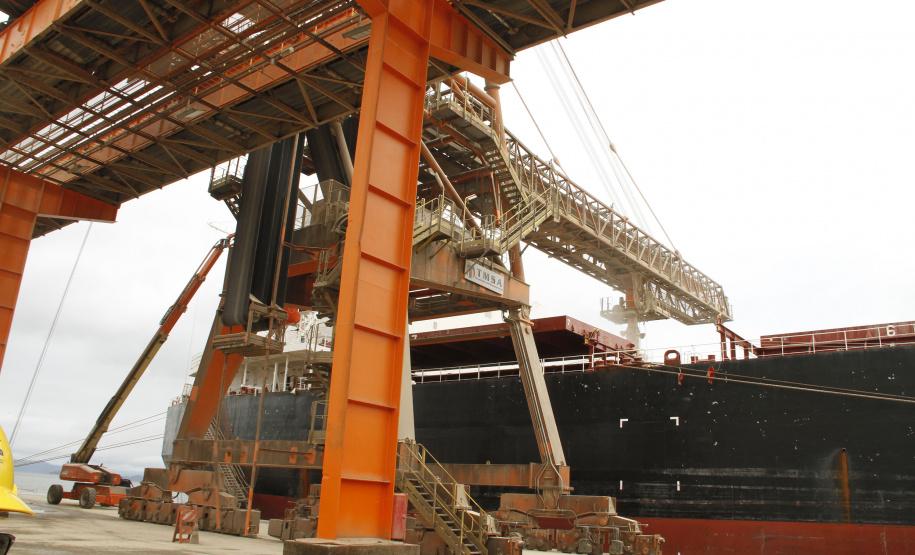 O Corredor de Exportação do Porto de Paranaguá embarcou na terça-feira (25) 57.193 toneladas de milho em um único berço de atracação. Foram mais de 2,3 mil toneladas de grão por hora. O volume supera a marca anterior, registrada em 8 de dezembro de 2015, quando foram 51,6 mil toneladas em um único dia. Foto: Portos do Paraná